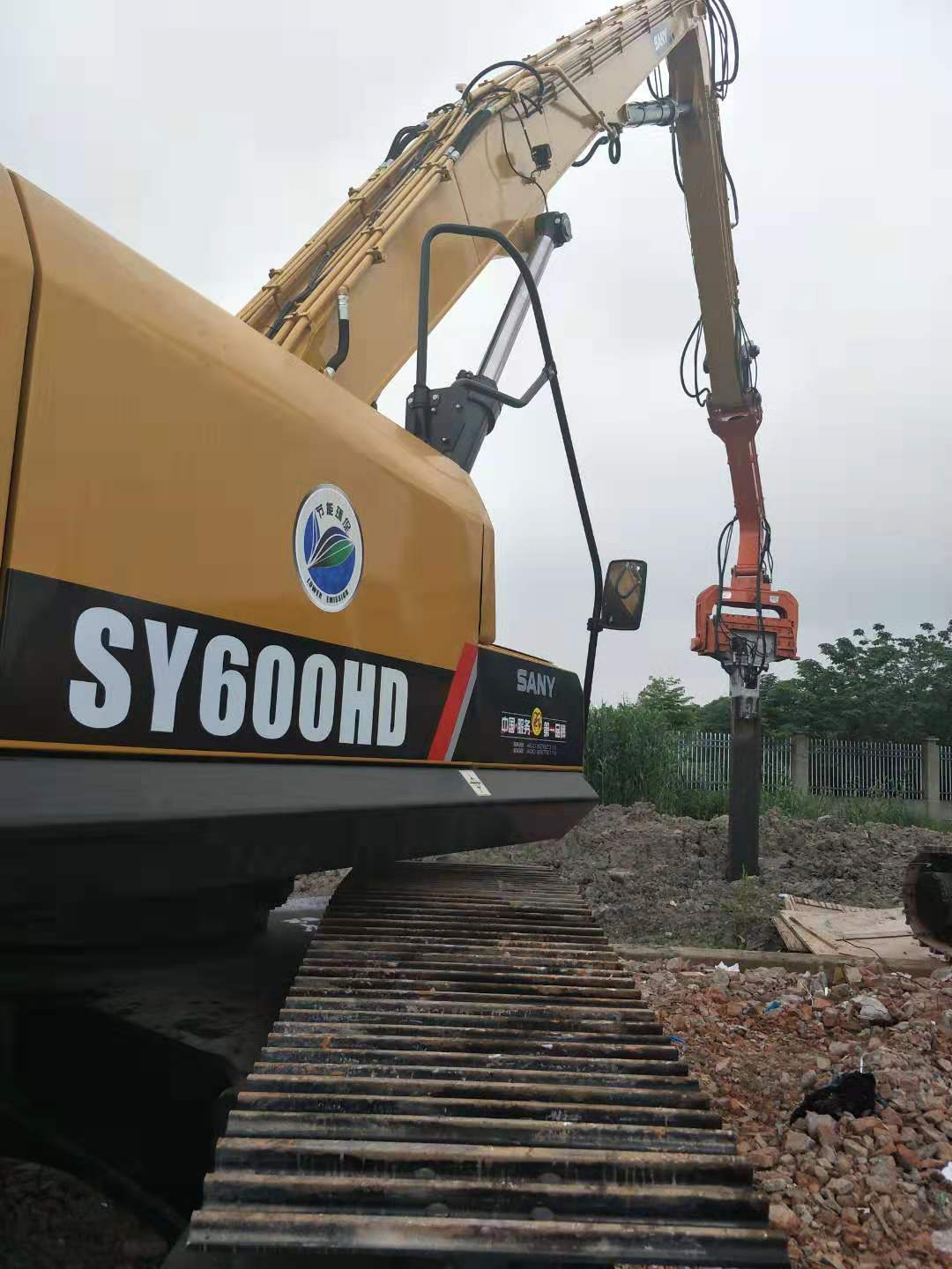 上海三一600巨無霸挖機(jī)搭配坤龍K450加強(qiáng)款，打拔18米樁