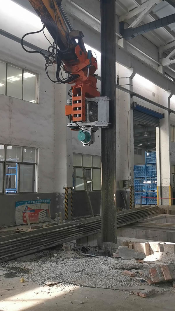 側(cè)夾式打樁機(jī)振動(dòng)錘無錫廠房施工9米鋼板樁
